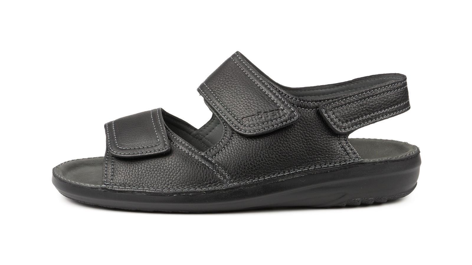 Der schwarze CARSTEN Schuh aus SoftCalf, elegant und bequem, steht auf einem hellen Untergrund.