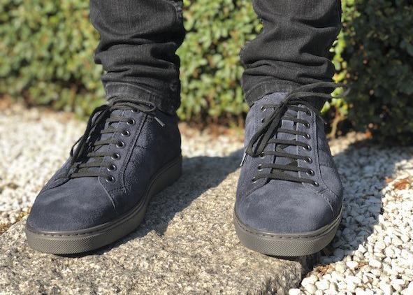 LARS Schuhe aus FettVelour in Jeansblau, seitlich auf weißem Hintergrund positioniert, moderner und bequemer Stil.