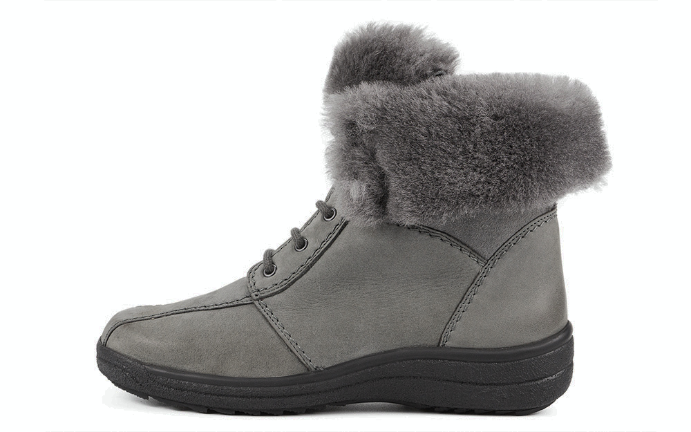 SALLY Nubuk+DoubleFace in grau Der graue Schuh SALLY aus Nubuk DoubleFace, seitlich auf einem hellen Untergrund positioniert.