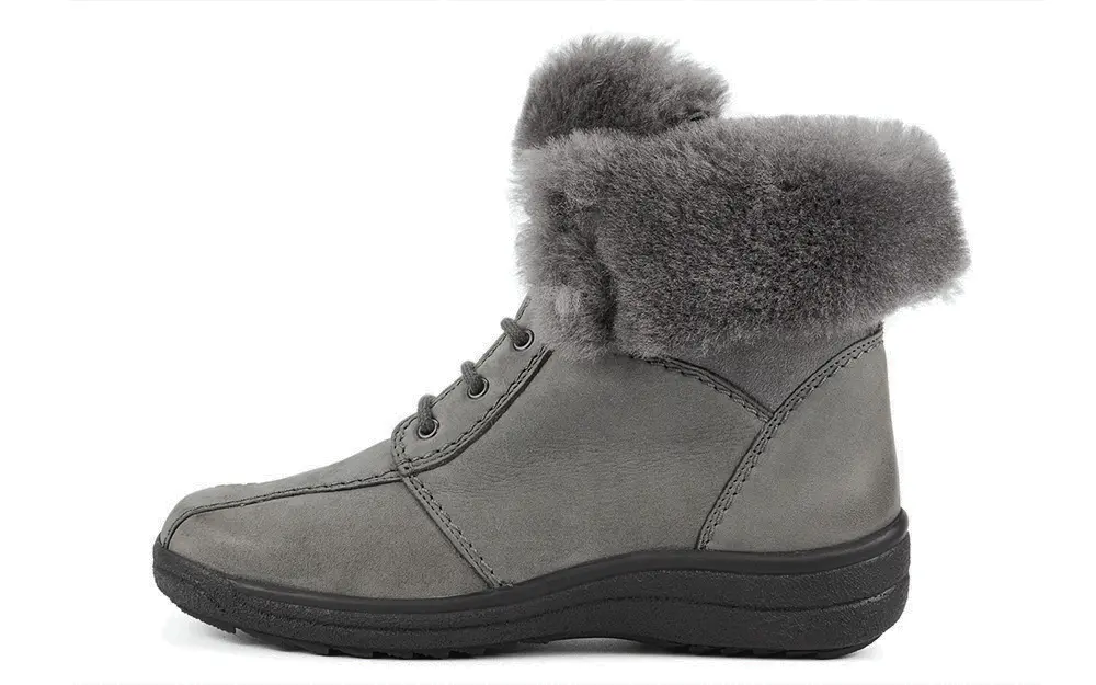 Der graue Schuh SALLY aus Nubuk DoubleFace, seitlich auf einem hellen Untergrund positioniert.