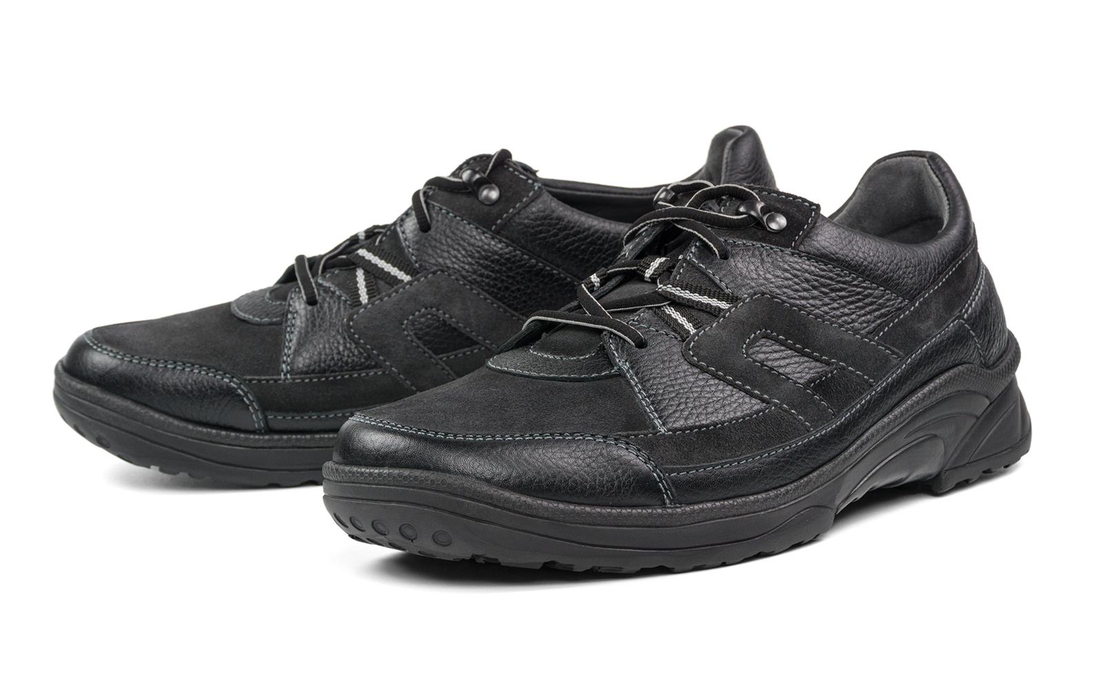 Der schwarze SAMSON Velours Schuh in midnight steht auf einem hellen Untergrund und zeigt seine elegante Form mit weichem Material.