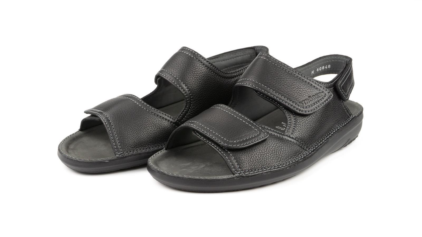 Der Schuh CARSTEN aus SoftCalf in Schwarz, seitlich positioniert, zeigt seine elegante und bequeme Verarbeitung. Ideal für jeden Anlass.