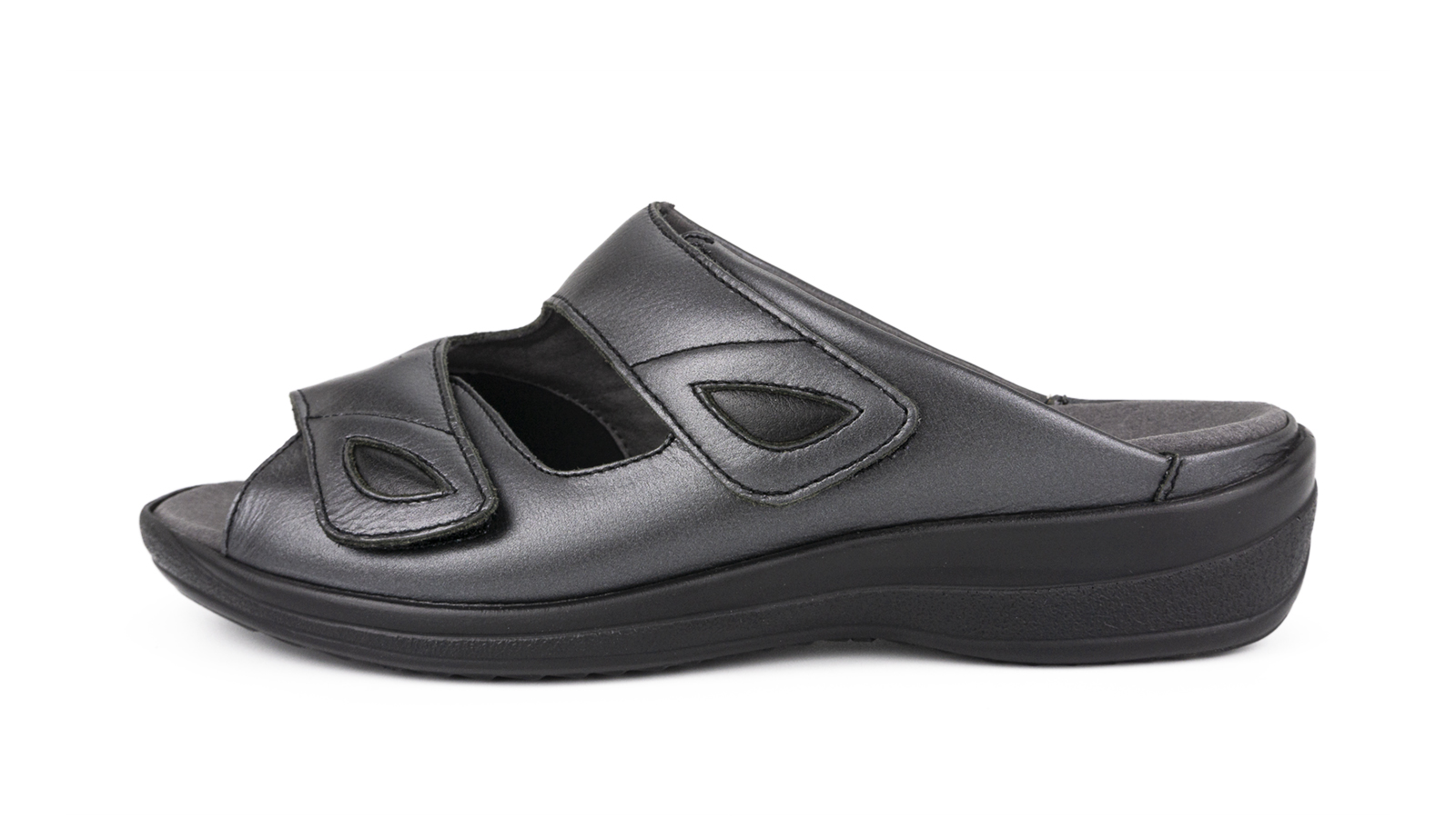 Schwarze HEDI Schuhe aus Perlato und StretchNappa, elegant platziert auf einem hellen Hintergrund.