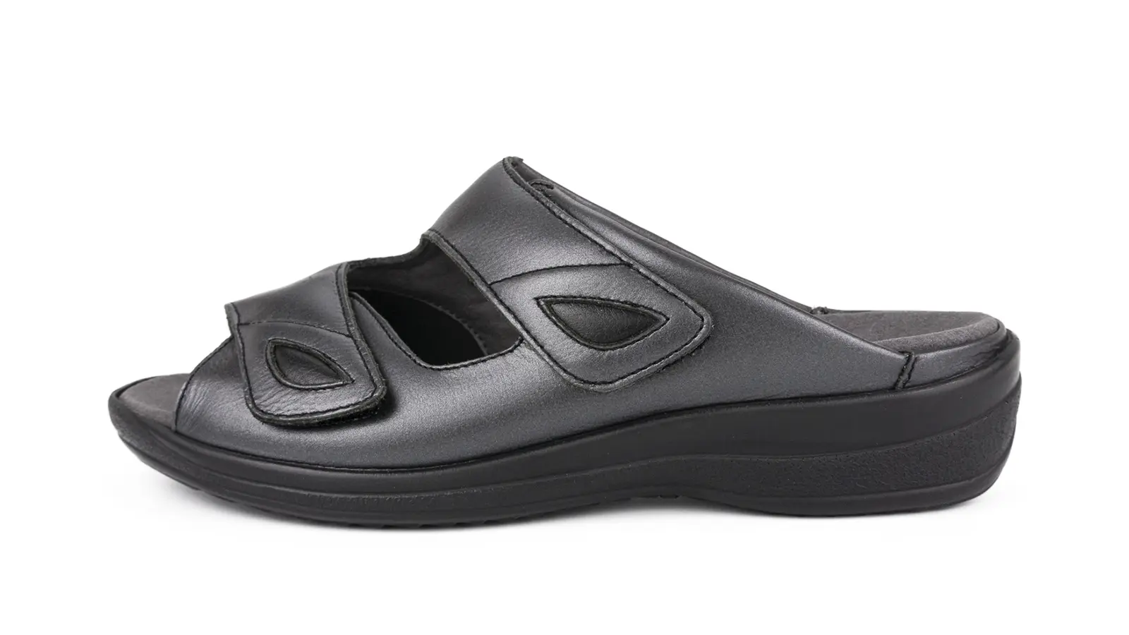 Schwarze HEDI Schuhe aus Perlato und StretchNappa, elegant platziert auf einem hellen Hintergrund.