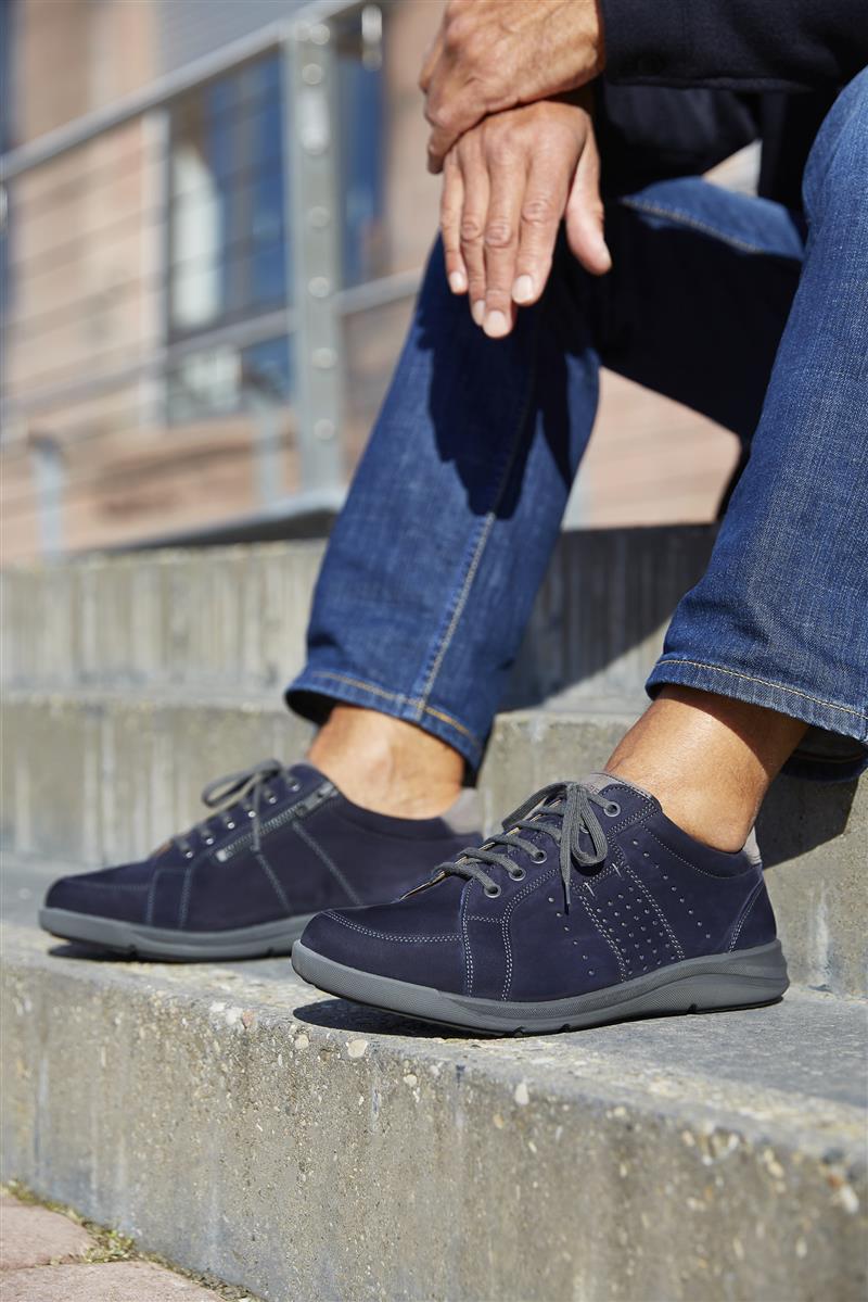 PASCAL Nubuk in marine, seitlich auf weißem Hintergrund präsentiert, zeigt die hochwertige Verarbeitung und das stilvolle Design des Schuhs.