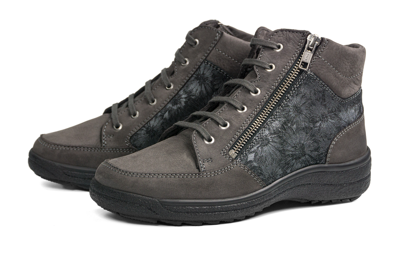 Der SENTA NubukVelour Schuh in grau mit Wollfutter steht auf einem hellen Untergrund und zeigt seine bequeme und stilvolle Gestaltung.