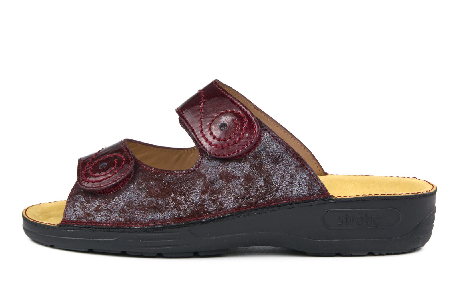 ANNA Lack+VelourAntik in bordeaux, seitliche Ansicht des eleganten Schuhs, der auf einem weißen Hintergrund präsentiert wird.