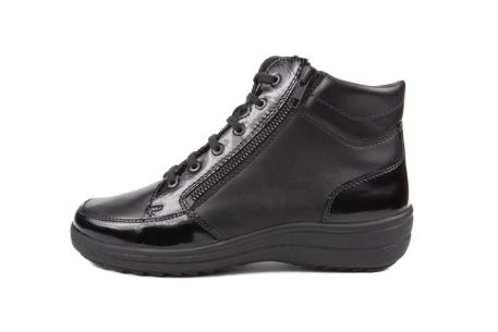 Ein schwarzer SENTA Nappa+Lack Schuh von der Seite, elegant und stilvoll, perfekt für formelle Anlässe.