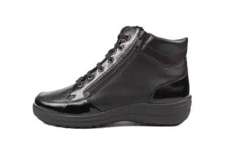 Ein schwarzer SENTA Nappa+Lack Schuh von der Seite, elegant und stilvoll, perfekt für formelle Anlässe.