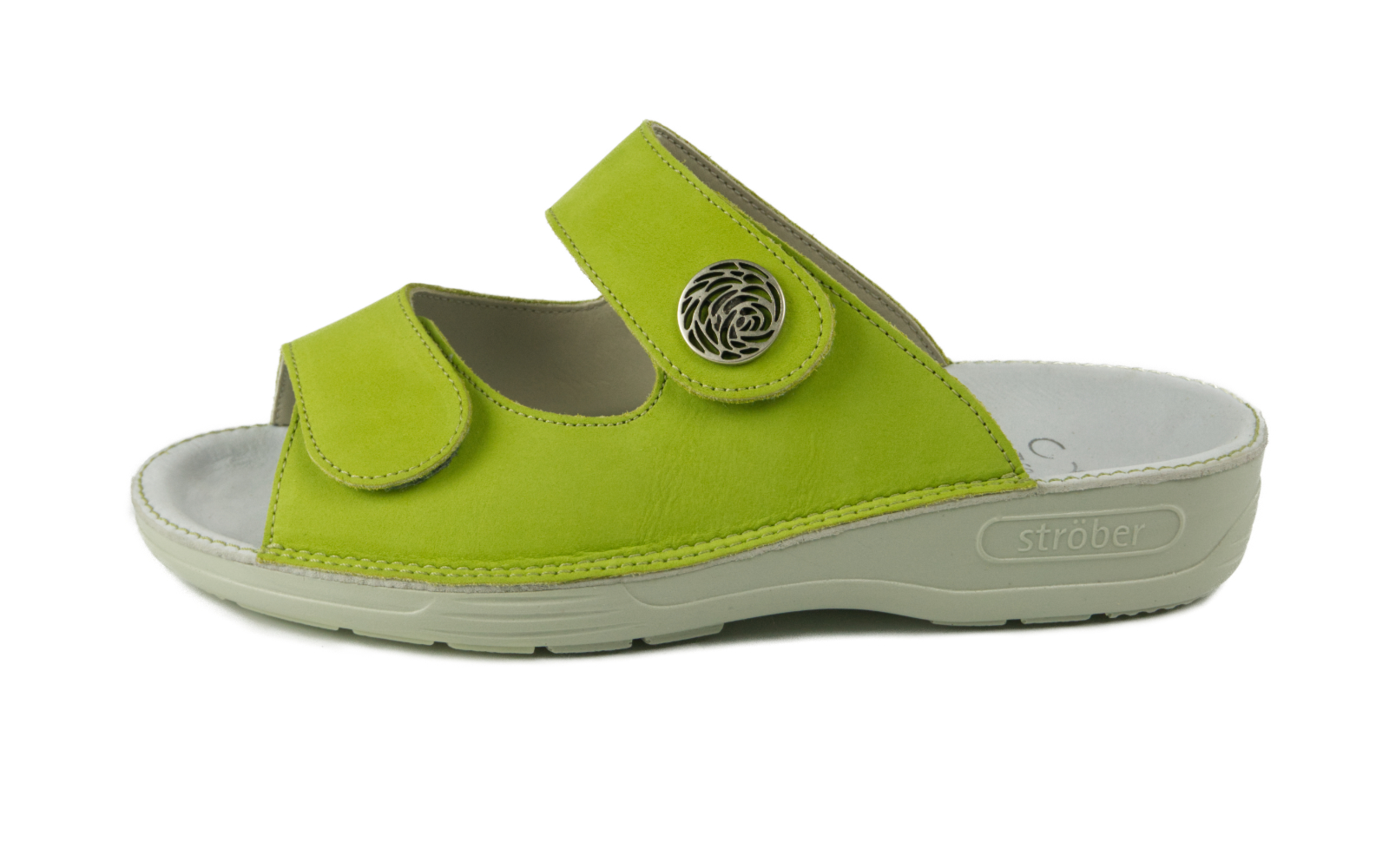 Der grüne ANNA Schuh aus Nubukleder mit Knopf ist seitlich auf einem hellen Hintergrund positioniert.