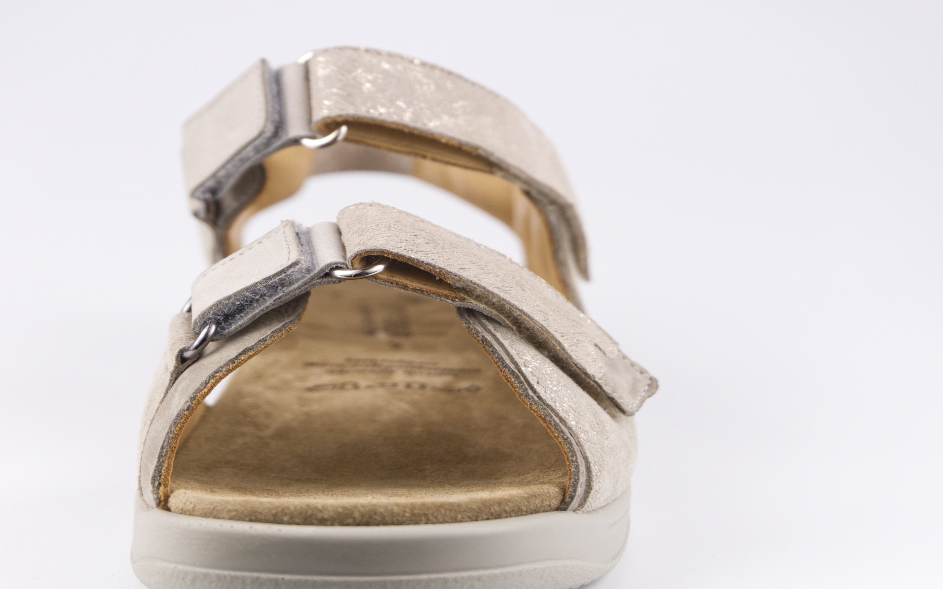 Klettverlängerung Nubuk in Kiesel zeigt den Schuh seitlich, mit seinem eleganten Design und dem robusten Nubuk-Material. Ideal für komfortable Tage.