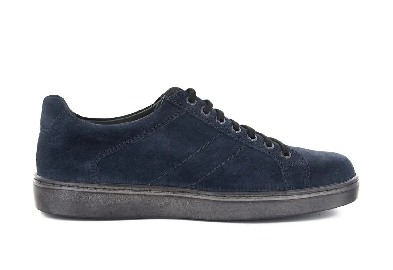 Ein einzelner LARS Schuh aus FettVelour in Jeansfarbe, elegant auf einem weißen Hintergrund platziert.