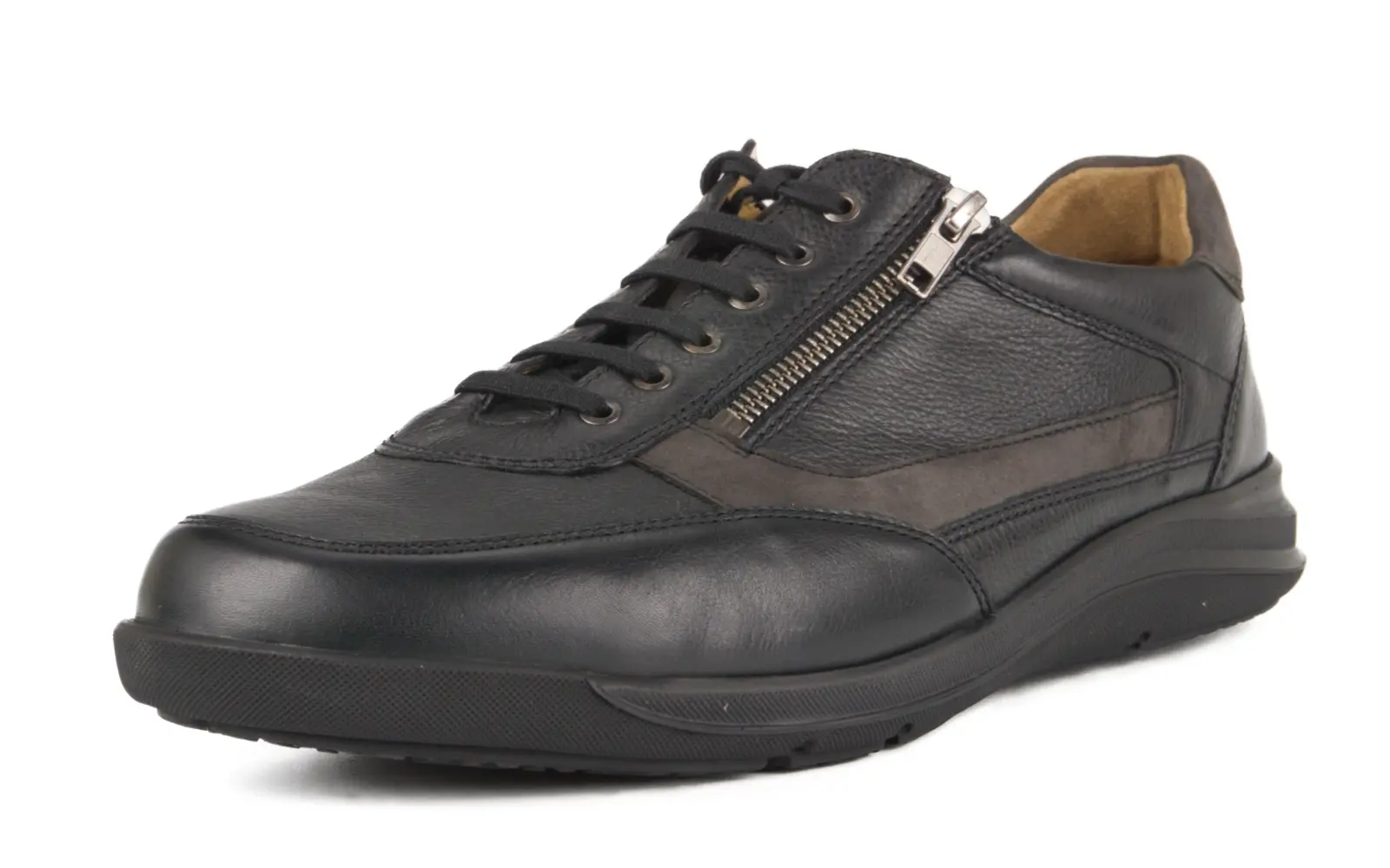 Der Schuh PANCHO NappaSoft+Nubuk in schwarz+schiefer steht auf einem weißen Hintergrund, elegant und stilvoll präsentiert.