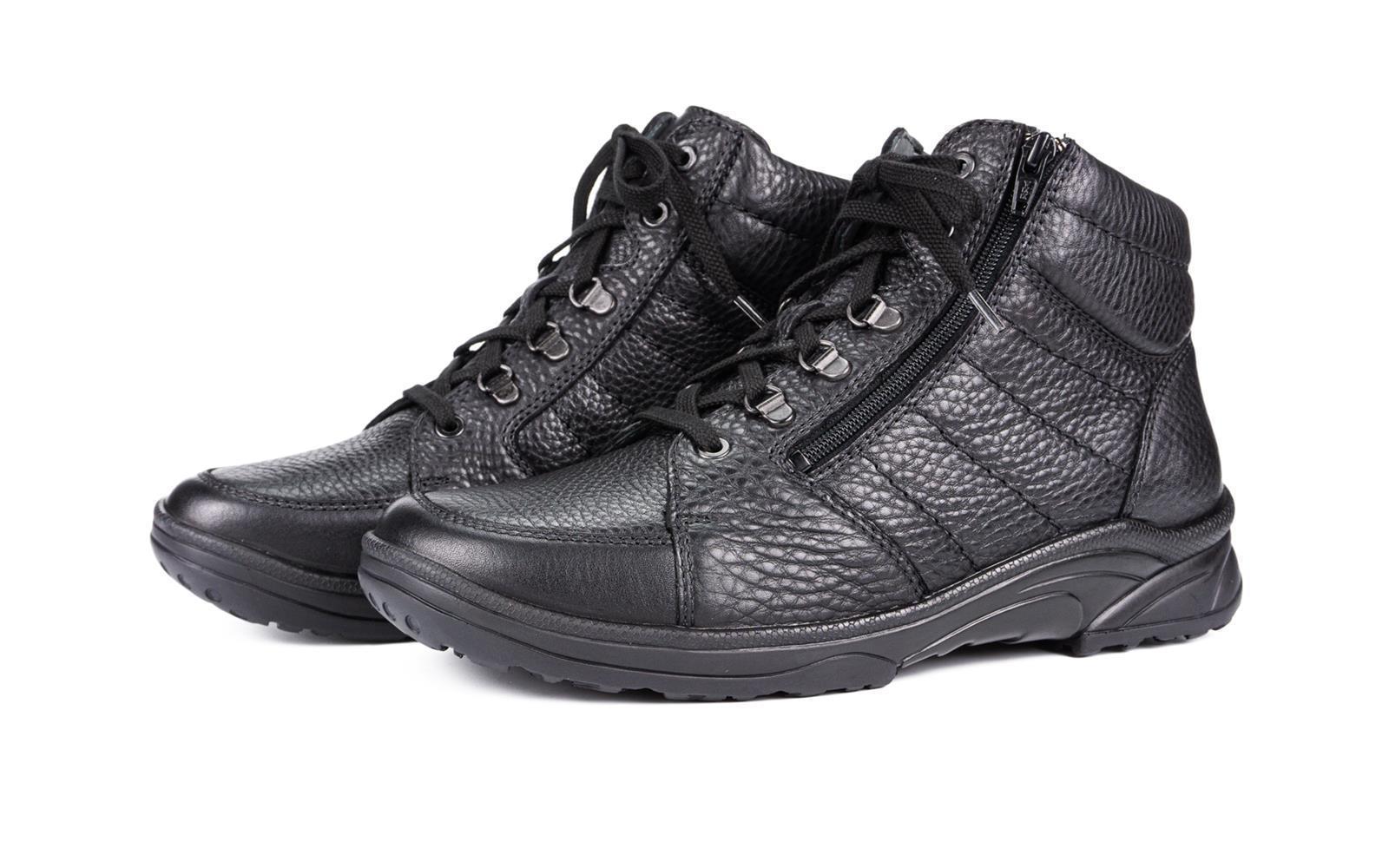 Schwarze SERGEJ Schuhe aus SoftCalf mit Wollfutter, elegant positioniert auf einem hellen Hintergrund.