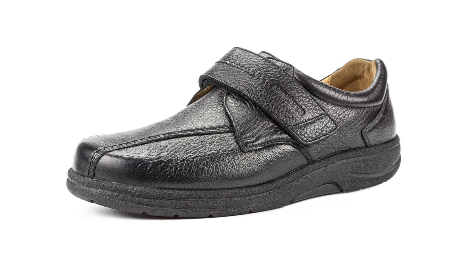 Ein schwarzer MOJO Schuh aus Hirschleder in Weite H/J, seitlich auf einem weißen Untergrund präsentiert. Elegantes Design und hoher Tragekomfort.