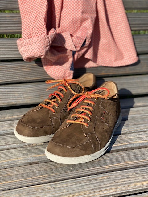 Der Schuh PASCAL aus Nubuk in tartufo orange steht auf einem weißen Hintergrund, zeigt seine elegante Form und das hochwertige Material.