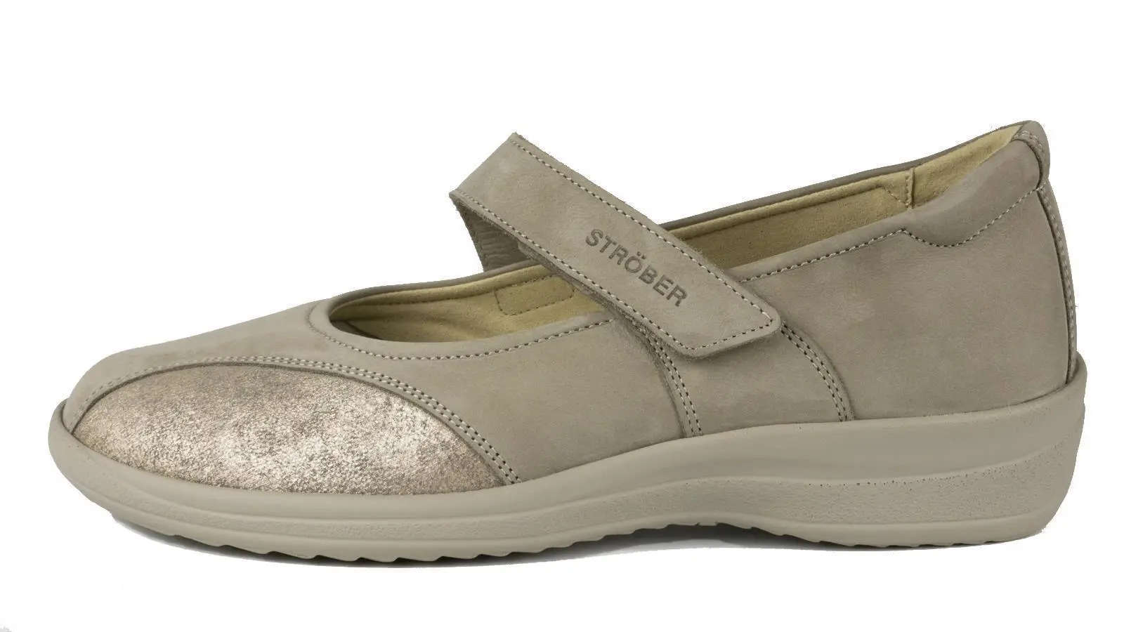 Der Schuh MEGAN aus Nubuk-Stretch in kiesel liegt auf einem hellen Hintergrund, mit Fokus auf der eleganten Silhouette und den feinen Details.