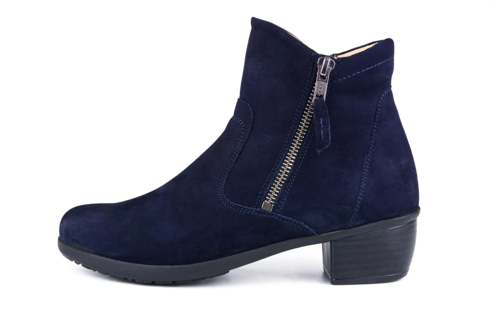 64075H1_3L_60.jpg JANINE Nubuk L in marine, stiefel, knöchelhoher schuh, leder?, suede, marineblau, Stiefel, Stiefeletten, Knöchelstiefel, Navy, Reißverschluss, Stiefel, Stiefelette, Synthetikleder, Navy, Reißverschluss, Stiefelette, Boots, Suedel, Reißverschluss, Navy