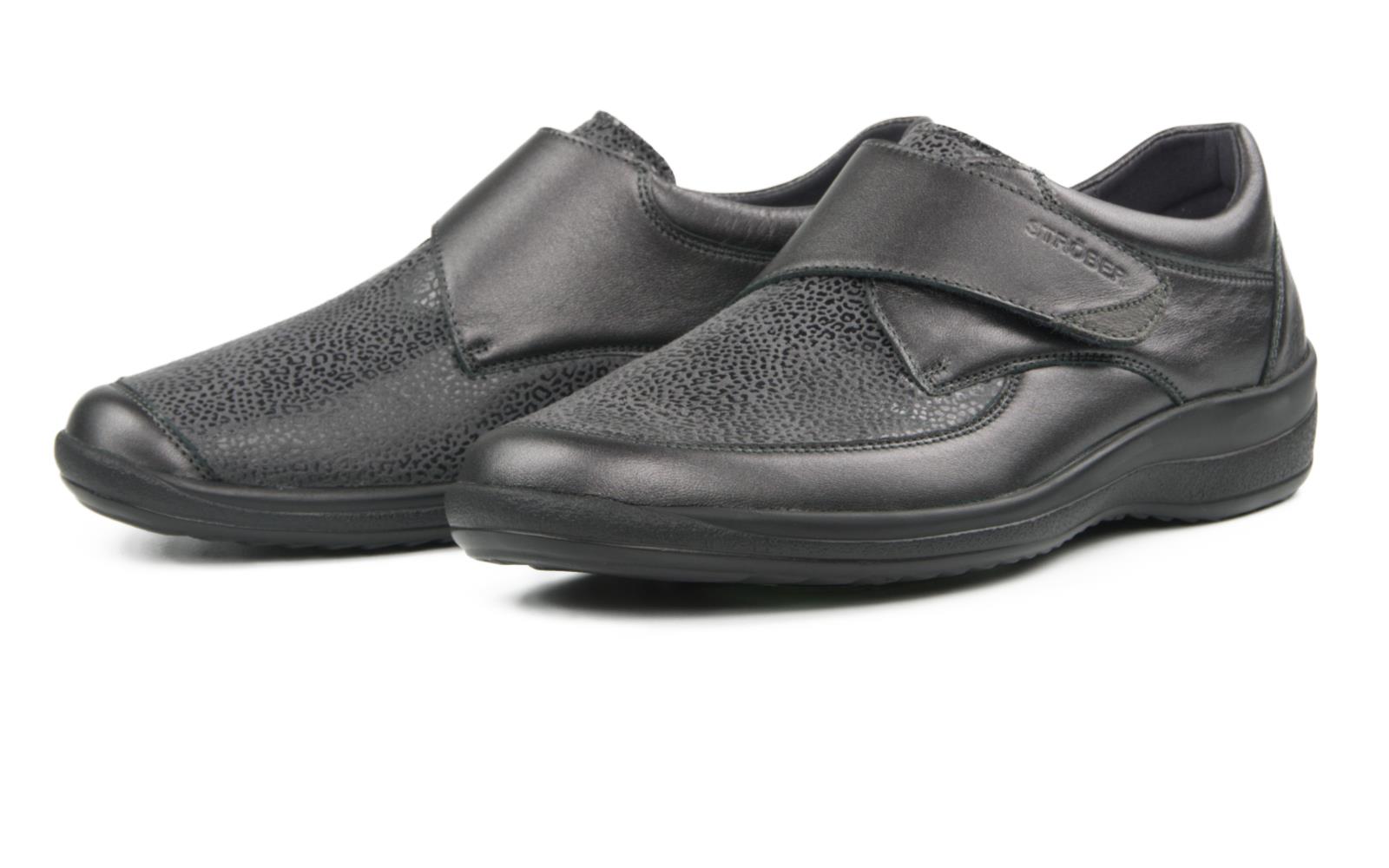 MURIEL Stretch Perlato in grau, seitlich positioniert auf einem hellen Untergrund, zeigt seine elegante und bequeme Form.