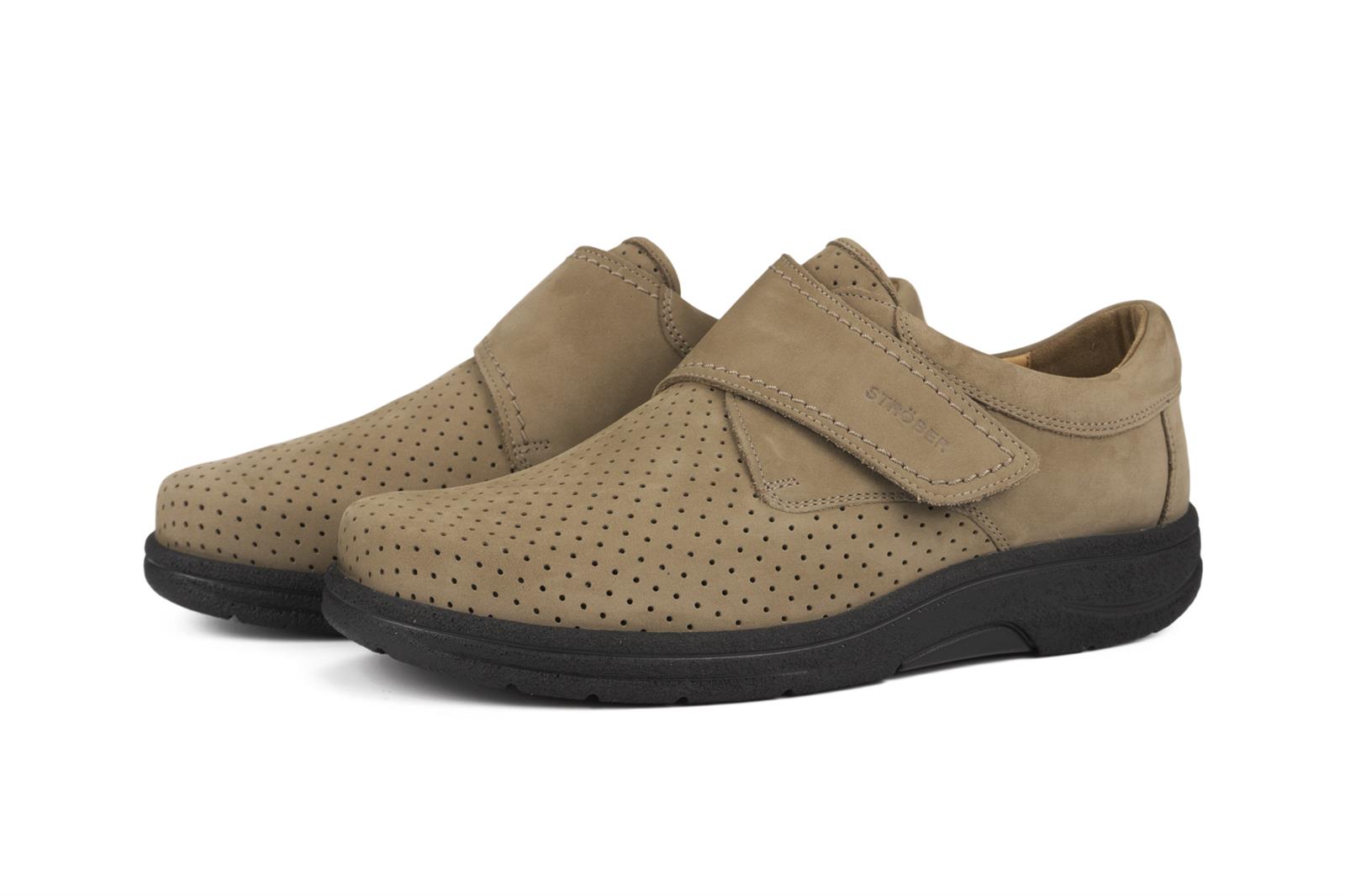 Der Schuh MARLON in stone hat ein perforiertes Nubuk-Obermaterial und präsentiert sich seitlich auf einem neutralen Hintergrund.