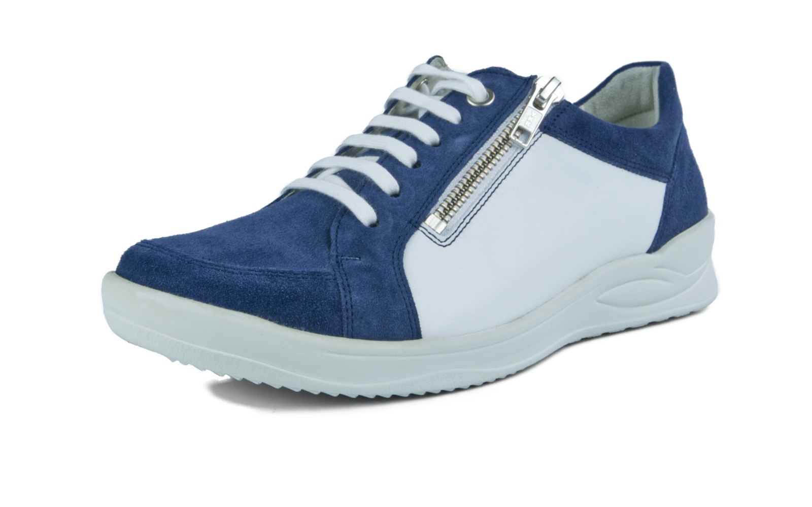 KORDULA Velour+Nappa in ocean+weiß, seitlich abgebildet, präsentiert sich mit einer eleganten Kombination aus Velours- und Nappaleder.