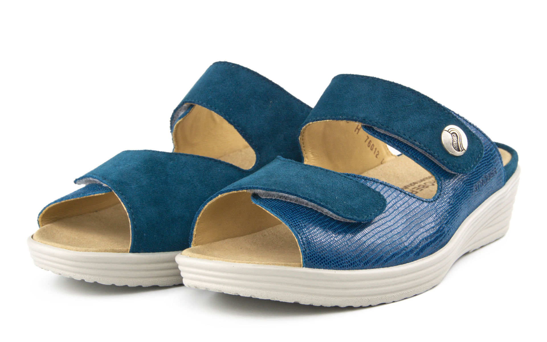 Der FELICITAS Velour+VelourReptil Schuh in türkisblau steht auf einer neutralen Unterlage und präsentiert sein elegantes Design.