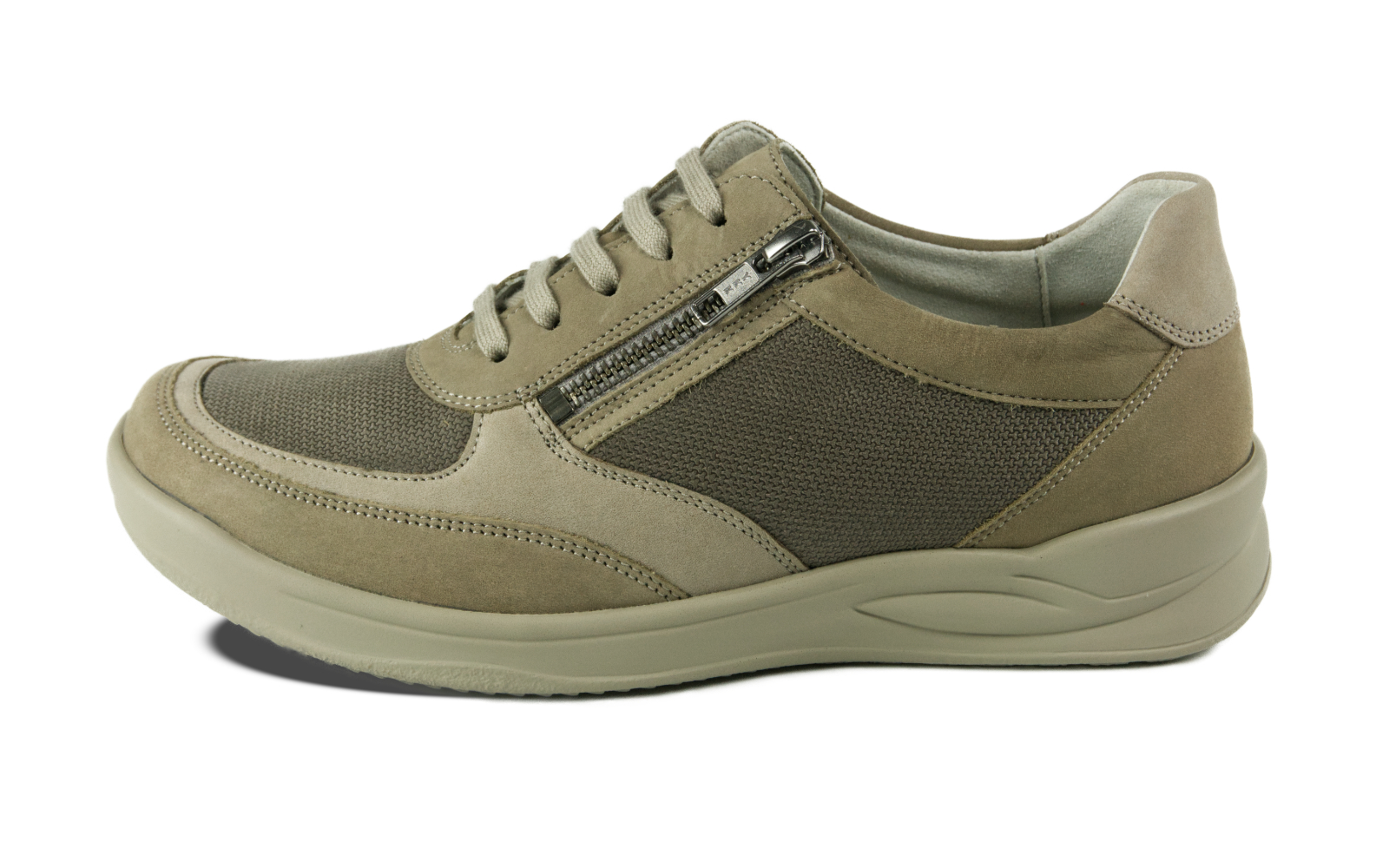 Der Schuh KORA Nubuk+StretchTetra in stein+fels ist seitlich auf einem hellen Untergrund positioniert, mit Fokus auf das hochwertige Material und die elegante Form.