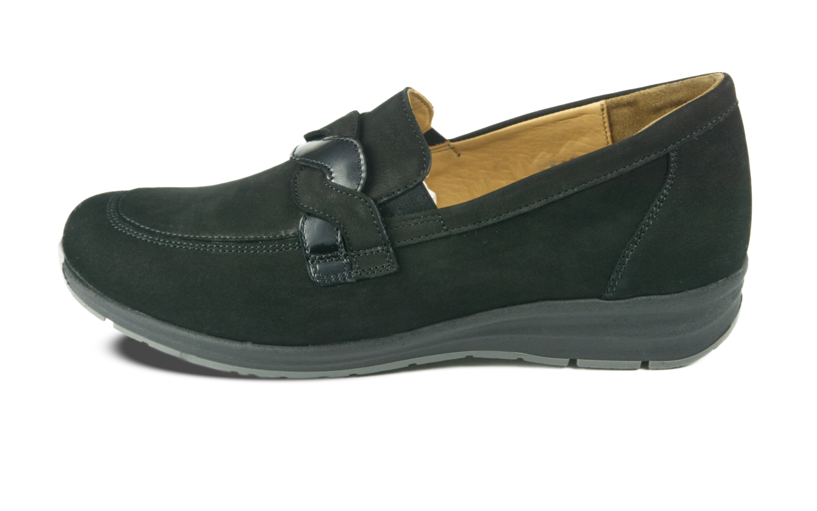 CAMILLA Nubuk in schwarz, elegant auf einem weißen Hintergrund präsentiert, der Schuh steht gerade und zeigt seine feine Textur und Form.