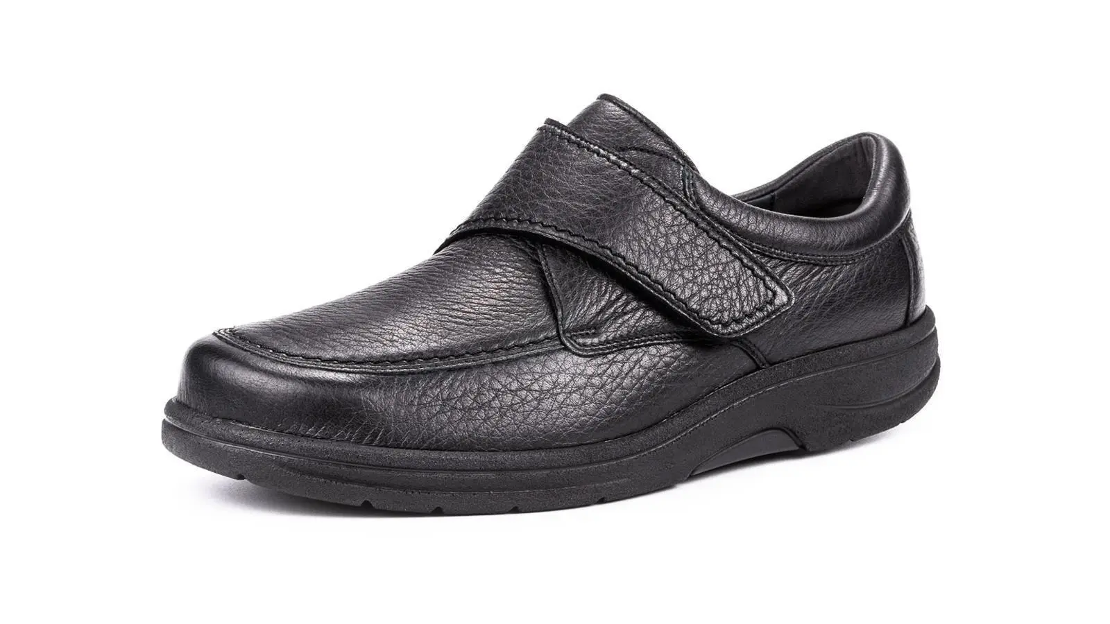 Der Schuh MAX in schwarz aus Hirschleder, Weite H/J, zeigt eine elegante Silhouette auf neutralem Hintergrund.