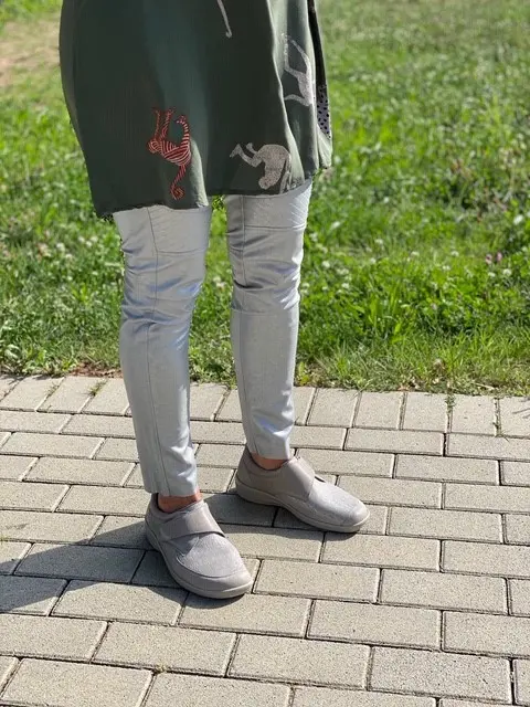 Beige MURIEL Schuhe aus LammBrush Stretch in Weite H, seitlich auf einem weißen Hintergrund positioniert.