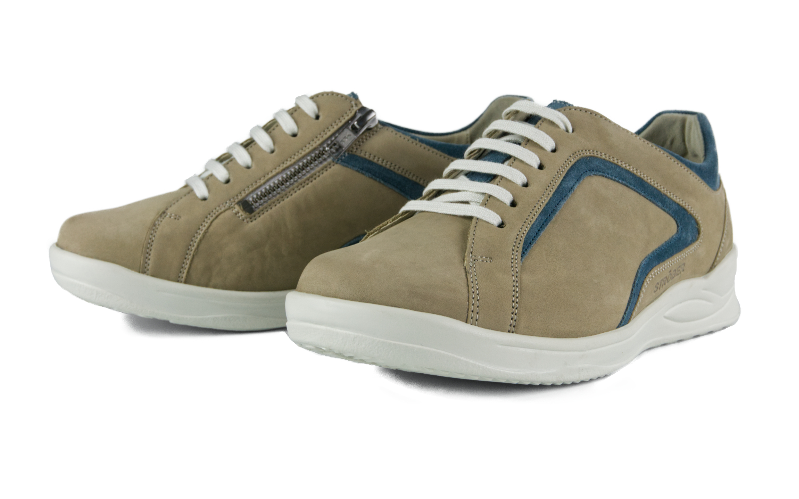 KAYA Nubuk+Velour Schuh in Kiesel und Jeans-Farben, seitlich und auf einem hellen Untergrund positioniert.