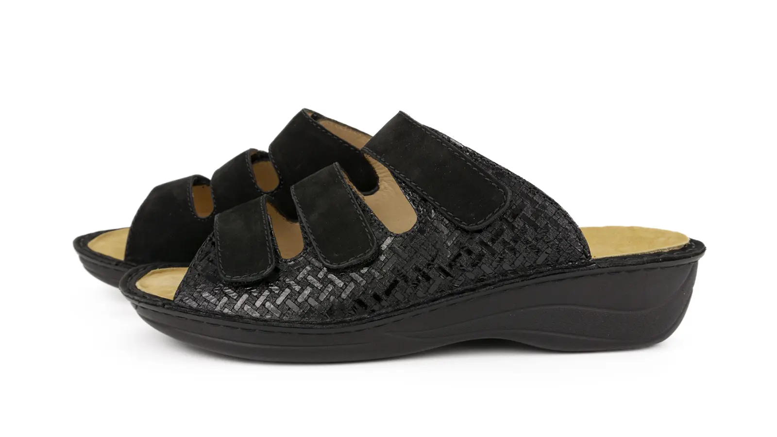 Schwarze IRIS Schuhe aus NubukVelour mit Anti-Rutsch-Pads, seitlich abgebildet auf einem neutralen Hintergrund.