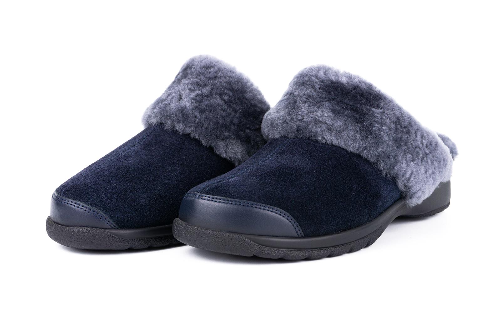 GABY Velour-Schuhe in Marine, seitlich auf einem weißen Hintergrund montiert, mit weichem Obermaterial und eleganter Schnürung.