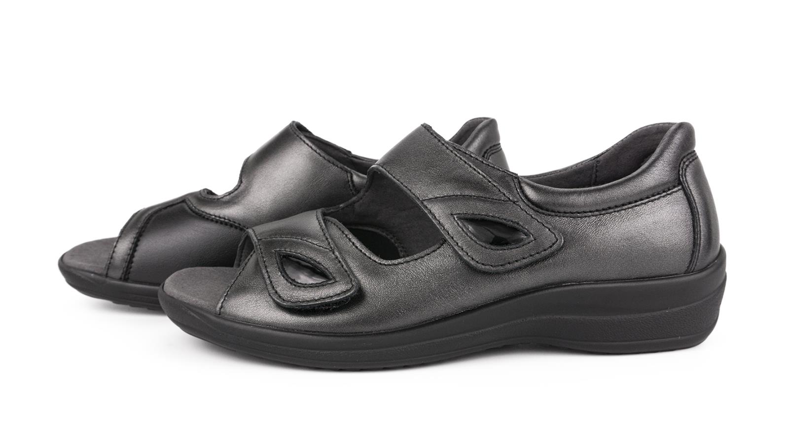 HANKA Schuh aus Perlato+StretchNappa in metallisch schwarz, elegant in seitlicher Position auf einem neutralen Hintergrund platziert.