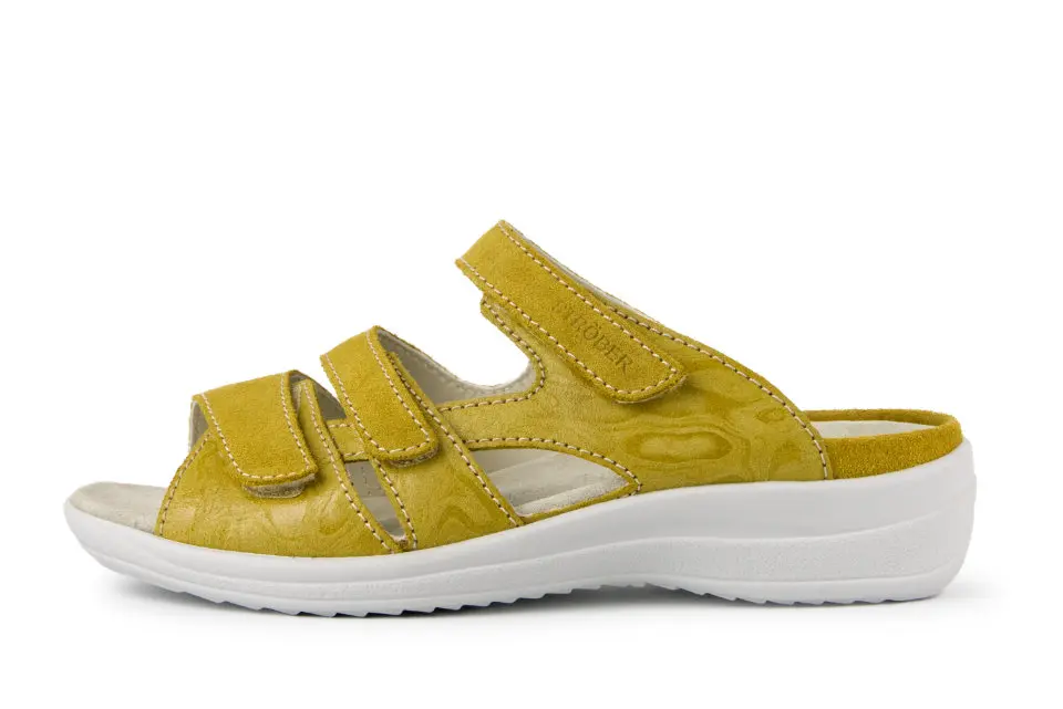 Der Schuh HELLA Velour in gelb ist seitlich von oben fotografiert, zeigt seine samtige Oberfläche und modische Schnürung. Ideal für lässige Outfits.
