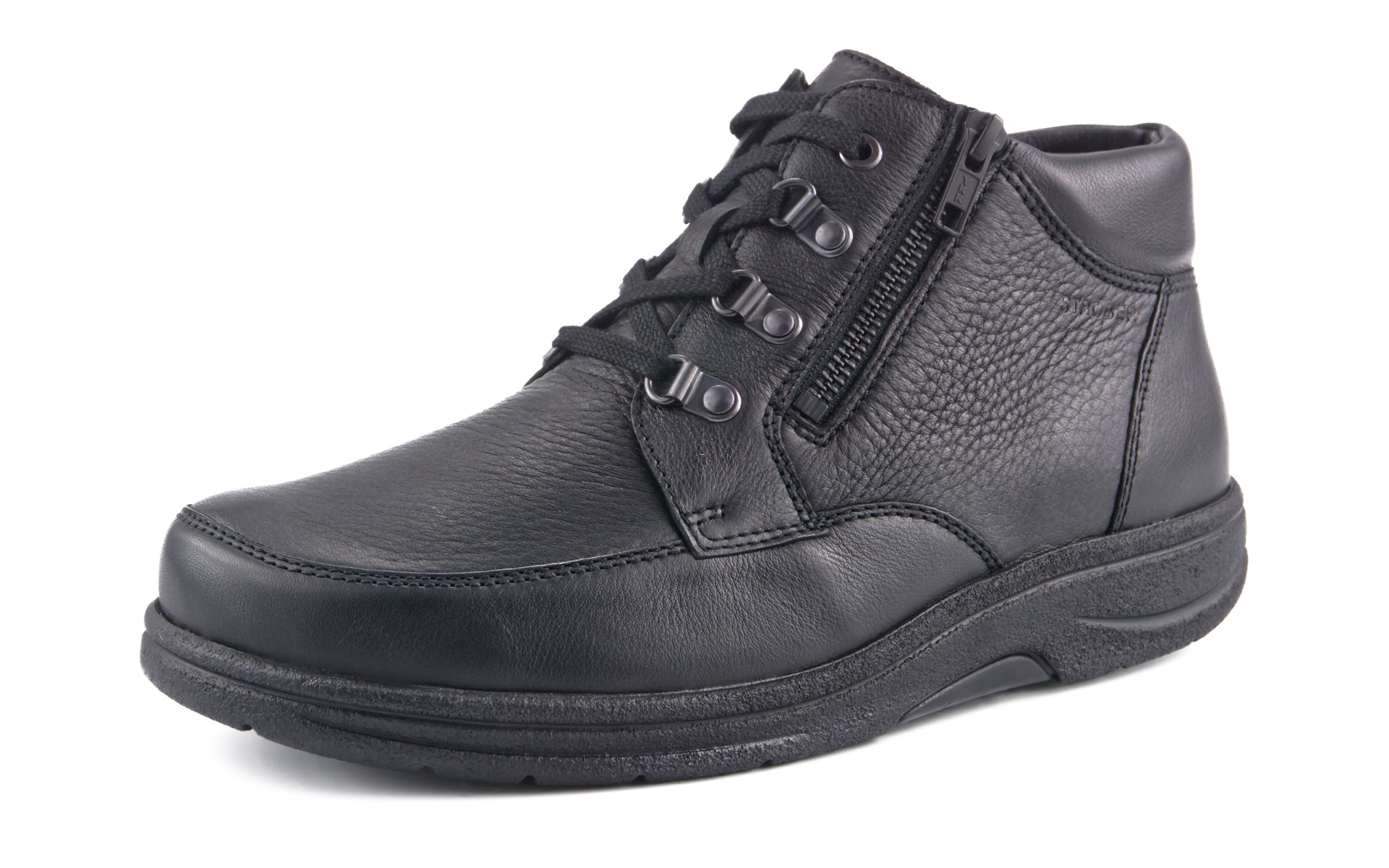 Der Schuh MINO NappaSoft plus Hirsch zeigt sich in Schwarz mit Wollfutter und ist elegant auf einem hellen Untergrund platziert.