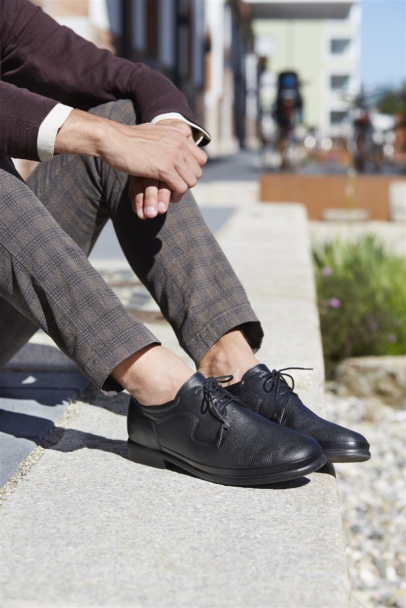 Der Schuh EMIL aus schwarzem Nappa-Hirschleder in Weite H, seitlich und von oben betrachtet, ideal für Komfort und Stil.