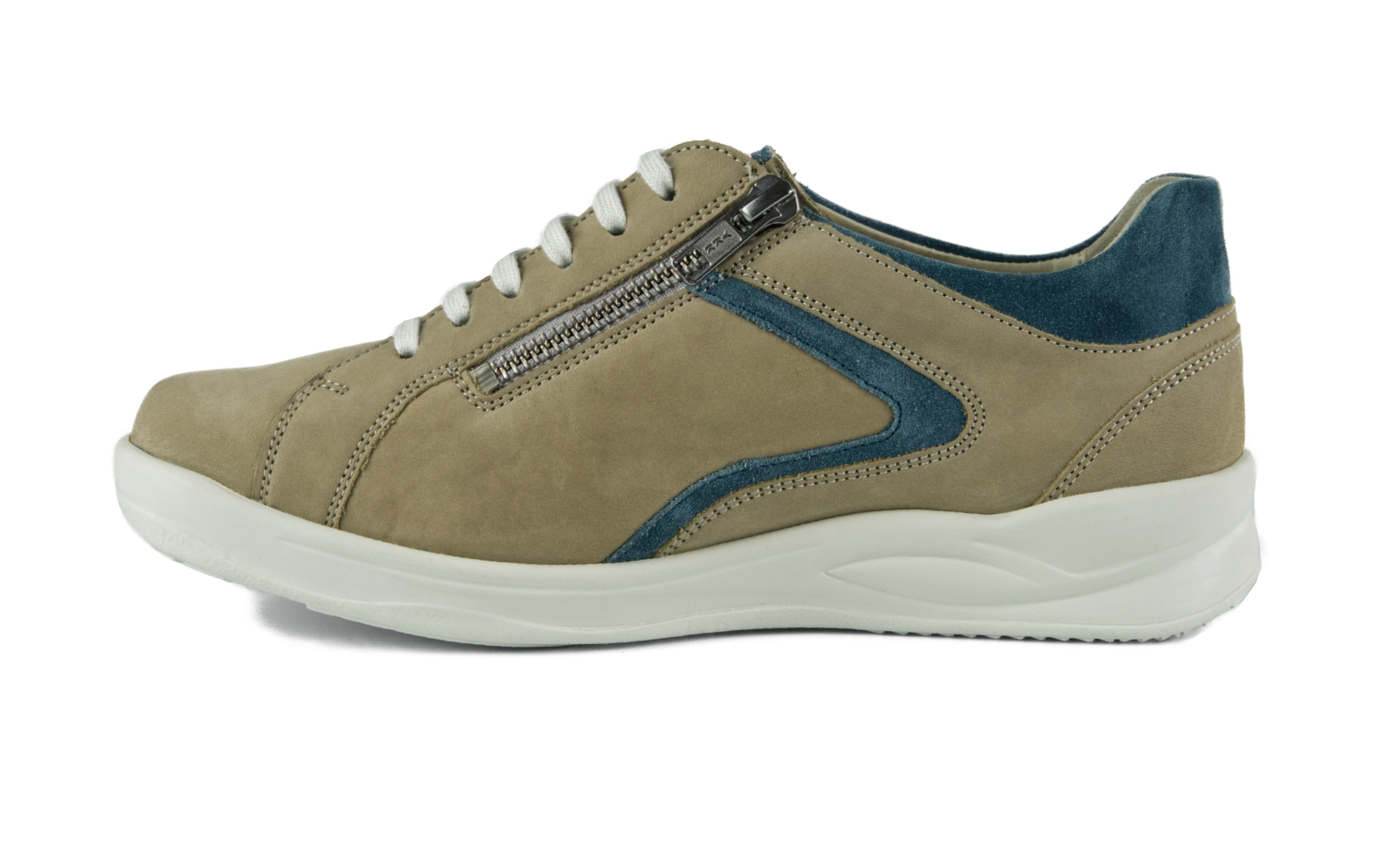 Der KAYA Nubuk+Velour Schuh in kiesel+jeans steht seitlich auf einem hellen Untergrund und zeigt seine elegante Form und texturierte Oberfläche.