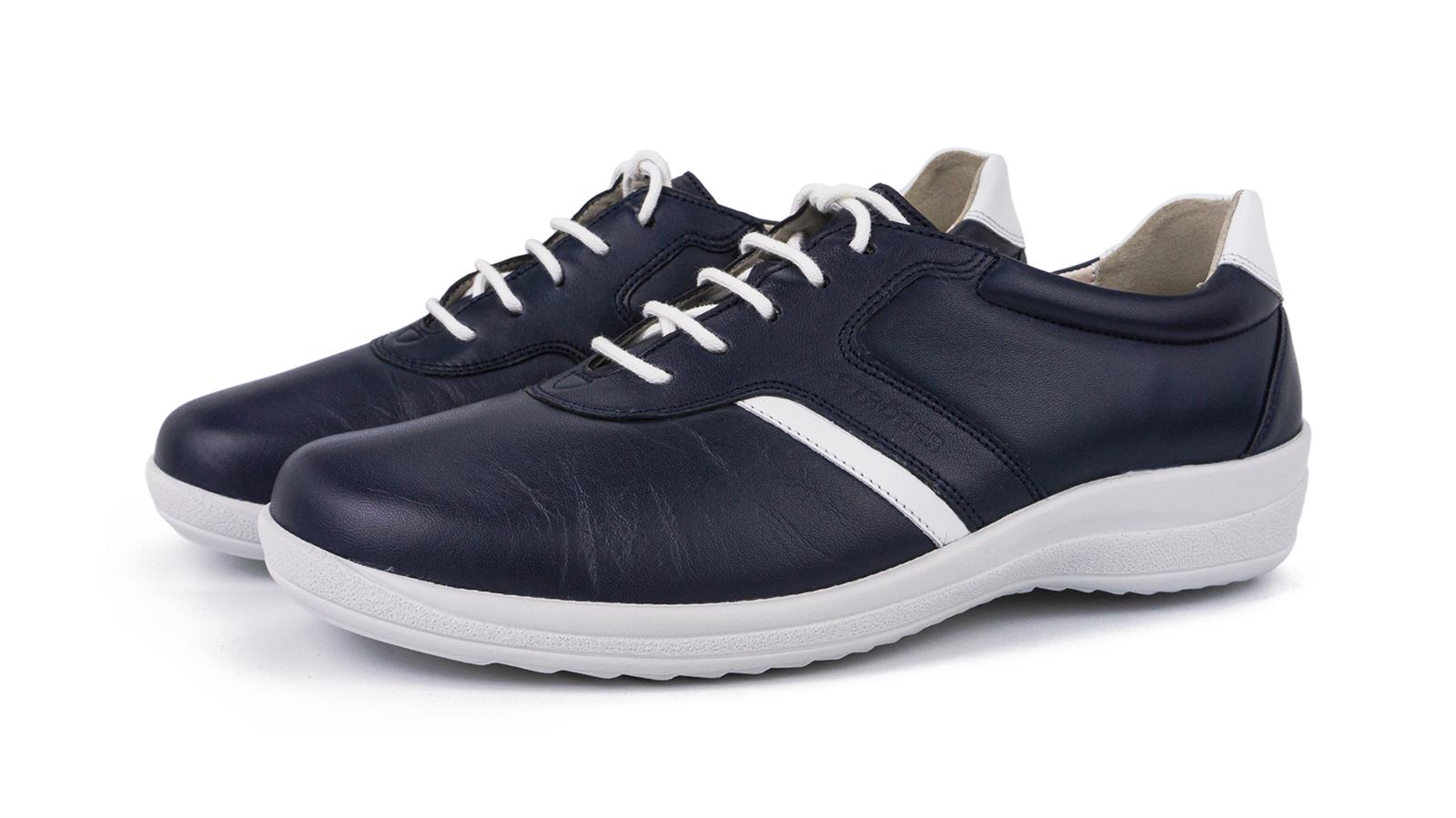 Der Schuh MONIKA aus LammNappa in marineblau steht seitlich auf einem hellen Hintergrund und zeigt seine elegante Form und hochwertige Verarbeitung.