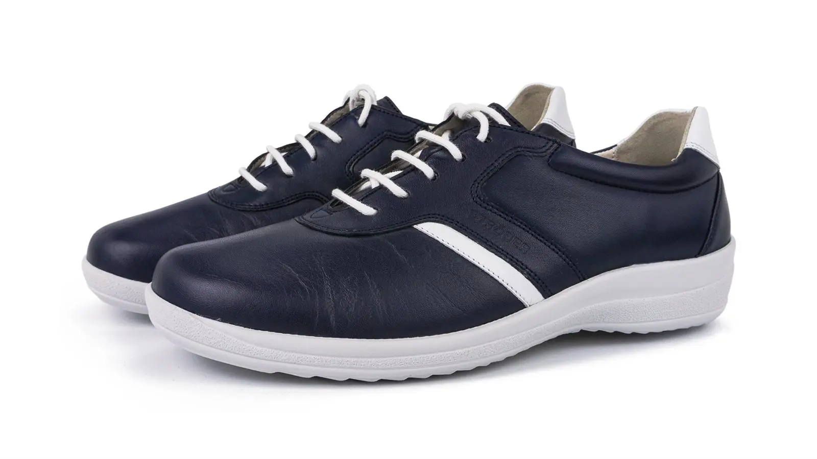 Der Schuh MONIKA aus LammNappa in marineblau steht seitlich auf einem hellen Hintergrund und zeigt seine elegante Form und hochwertige Verarbeitung.