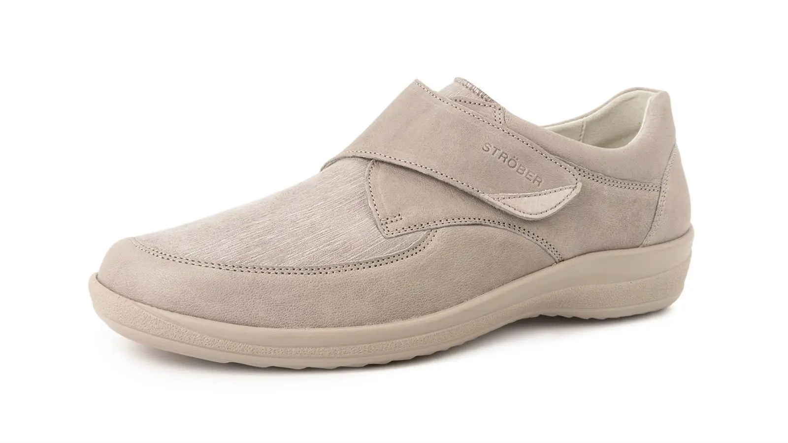 Beige MURIEL LammBrush Stretch Schuhe in Weite H, seitliche Ansicht, auf einem neutralen Hintergrund platziert.
