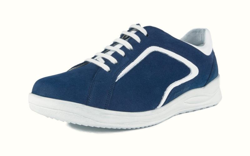 KAYA Nubuk+LammNappa in marine+weiß, seitlich auf einem neutralen Hintergrund positioniert. Hochwertiger Schuh mit modischem Design.