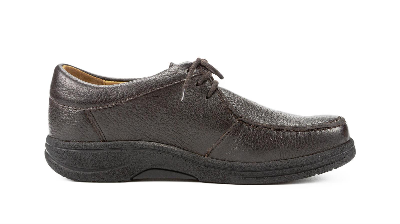 Der Schuh MELVIN in Hirschleder espresso, Weite K/M, wird seitlich auf einem neutralen Hintergrund gezeigt. Die elegante Form und die hochwertige Verarbeitung sind deutlich sichtbar.