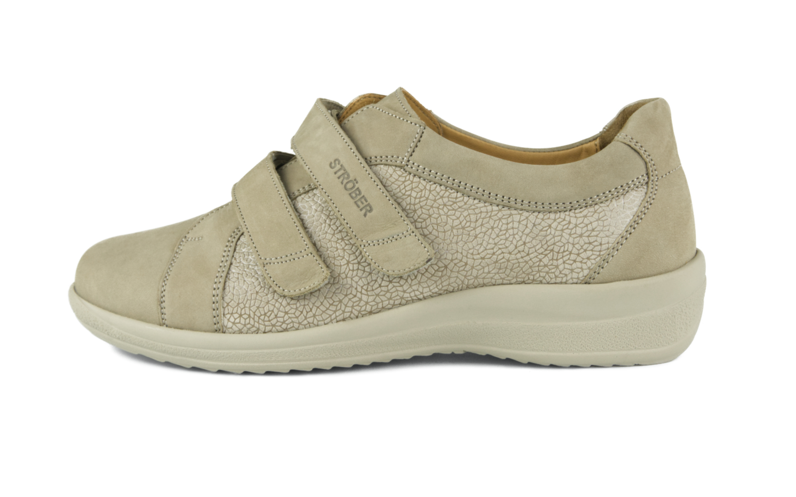 Der MELIA Nubuk+LammVelour Schuh in kiesel liegt elegant auf einem hellen Hintergrund, betont durch die weichen Materialien und die klare Form.