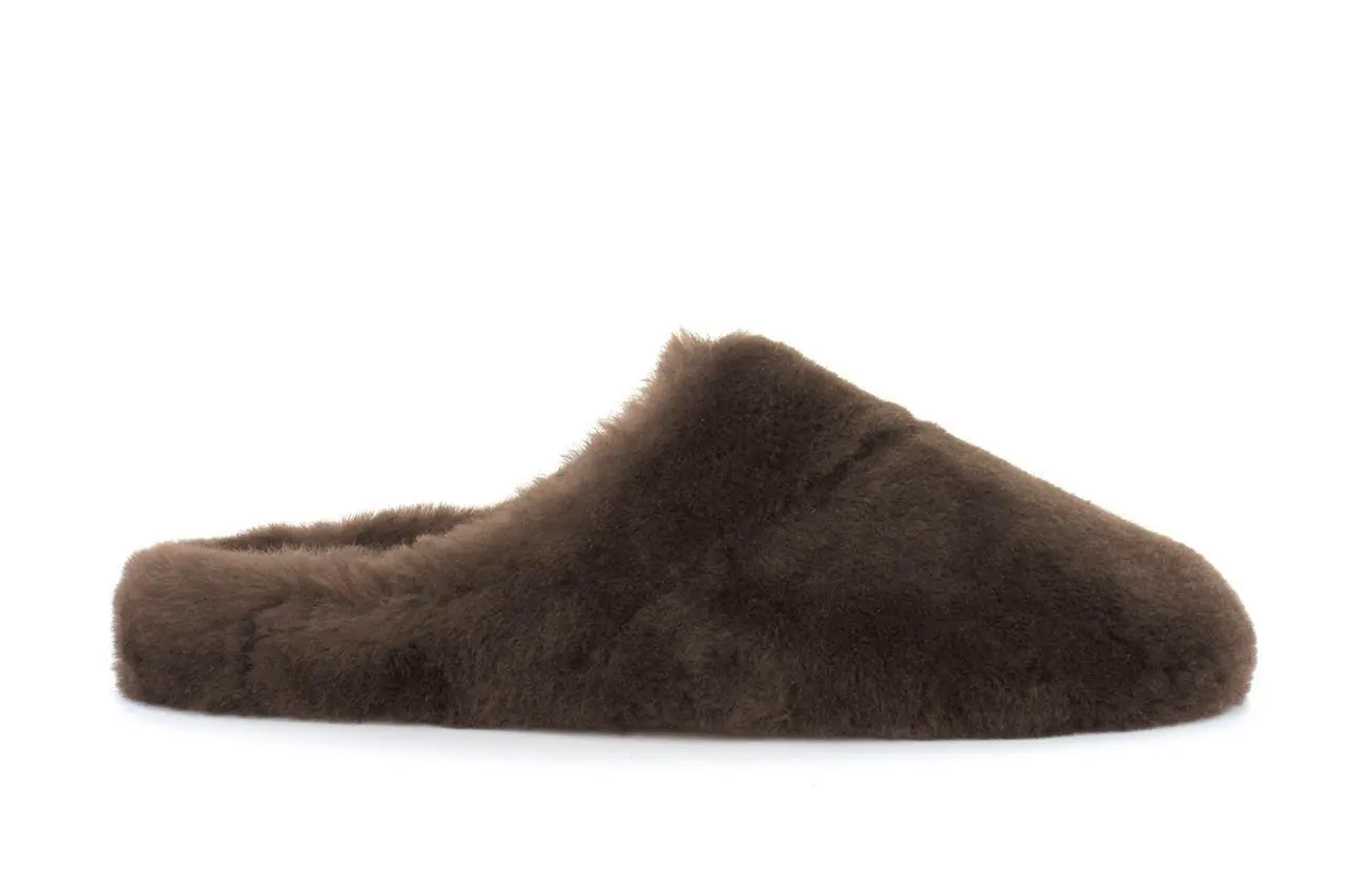 Der Schuh THOMAS aus dunkelbraunem Lammfell, seitlich abgebildet, präsentiert sich in elegantem Design und komfortabler Form.
