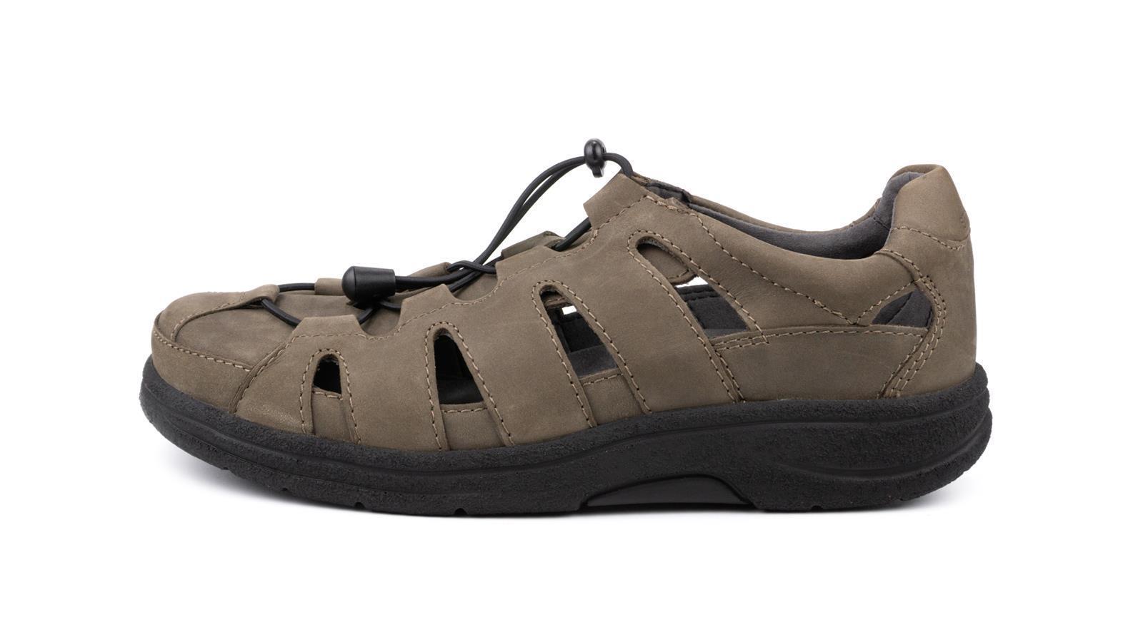 Der Schuh OSKAR aus FettNubuk in borke steht auf einer neutralen Oberfläche, präsentiert seine robuste Textur und stilvolles Design.