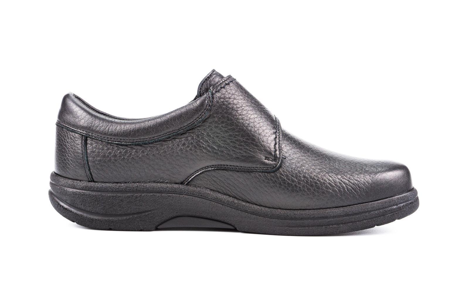 Der schwarze Hirschleder-Schuh MARLON wird seitlich auf einem neutralen Hintergrund präsentiert.