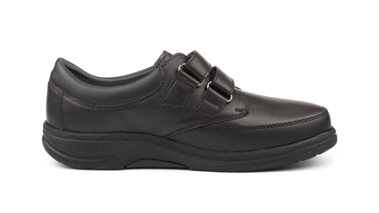 Der schwarze Nappa-Stretch Schuh MARCELLO steht seitlich auf einem hellen Untergrund mit leicht glänzender Oberfläche.