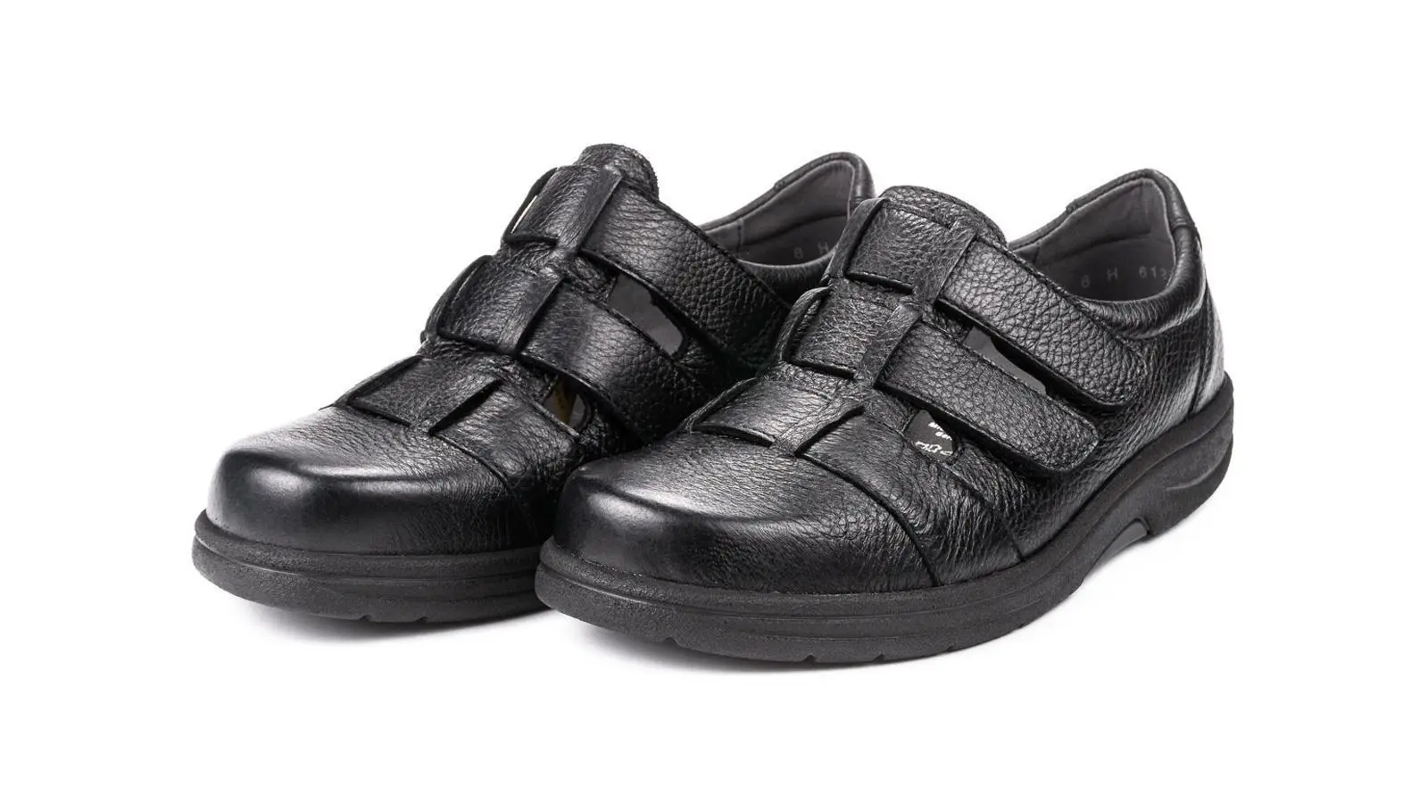 Schwarze MATT Schuhe aus Hirschleder, elegant platziert auf einem Holzuntergrund, perfekt für stilbewusste Träger.