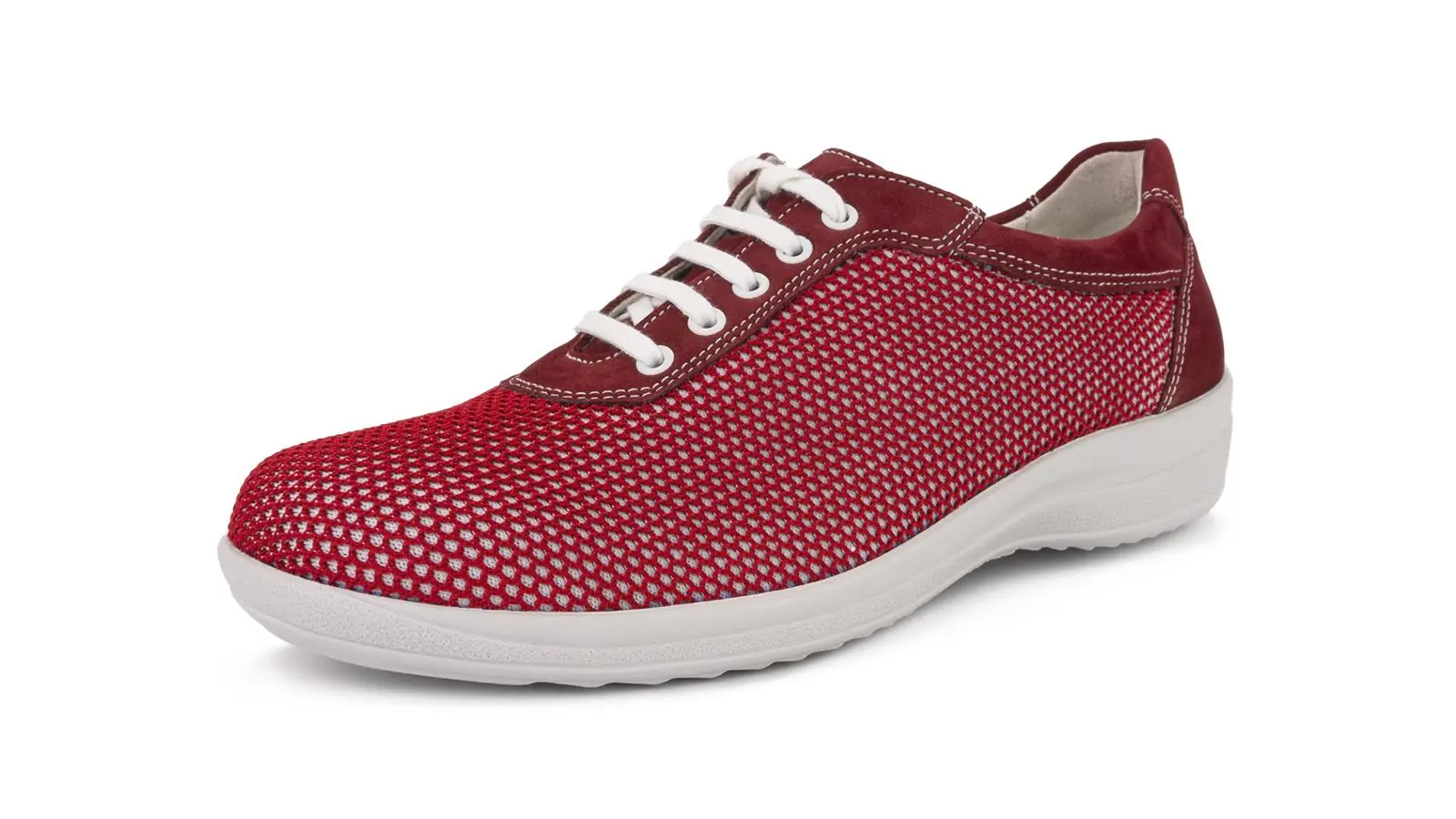 Rote MERLE Schuhe aus Mesh Nubuk, seitlich auf einem neutralen Hintergrund positioniert.